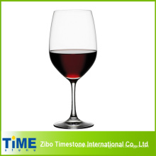 Высокое очищенное красное вино, прозрачное хрустальное вино, питьевое стекло